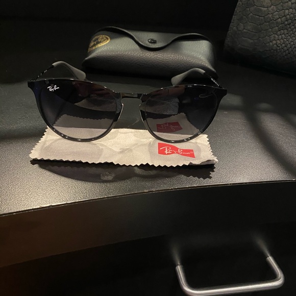 Ray-Ban Sunglasses - Picture 3 of 4